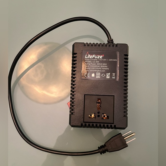 LiteFuze LC-300 Travel Voltage Converter 300W 110V/120V to 220V/240V Black - Picture 6 of 11